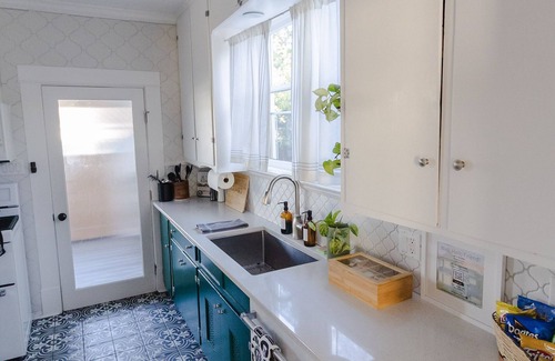 Columbia House | Amazing Victorian 4BR w/Hot Tub 5 Min to Downtown