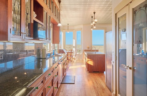 Long Beach House | AMAZING VIEW, 2 Homes, Hot Tubs, Steps to Beach, 8 Bedrooms, RecRoom (K&KGst)