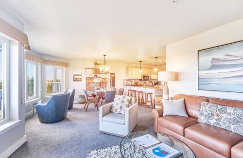Long Beach Condo | AMAZING VIEWS, In Town, Fast Wifi, Modern, Elevator (Waves)