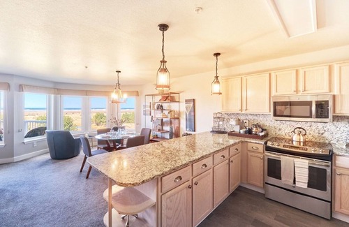 Long Beach Condo | AMAZING VIEWS, In Town, Fast Wifi, Modern, Elevator (Waves)