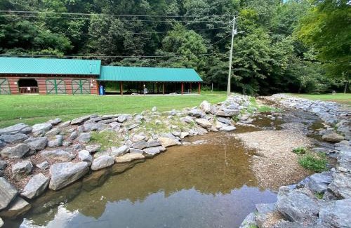 Gatlinburg - Pigeon Forge House | Amazing Views, Pickelball, Community Pool, Gated Resort