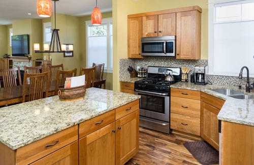 River West House | Amazing West Side - 2 King Suites - Walk Everywhere 8 Person Hot Tub