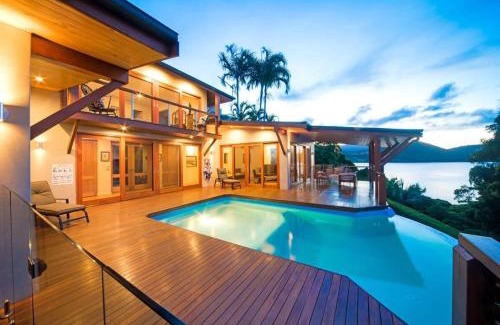 Cannonvale House | Amazing Whitsunday Views at High Tide
