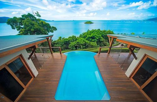 Cannonvale House | Amazing Whitsunday Views at High Tide