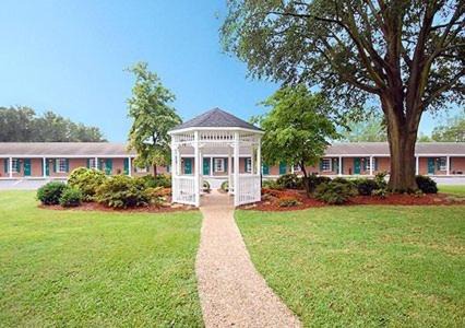 Fayetteville Hotel | Ambassador Inn