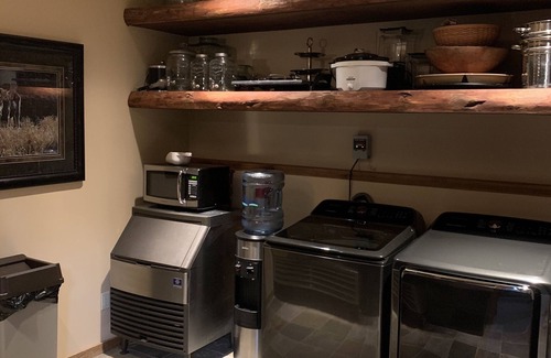 Lakeside Cabin | AMEN RANCH, WITH ACCOMMODATIONS UP TO 26 PEOPLE