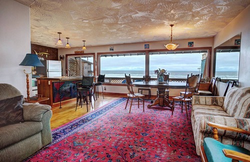 Newport House | 'American Classic' *BEACHFRONT* Historic Nye Beach - BEST LOCATION - 3BR Home