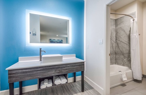 Barker Hotel | Americas Best Value Inn & Suites Houston at Hwy 6