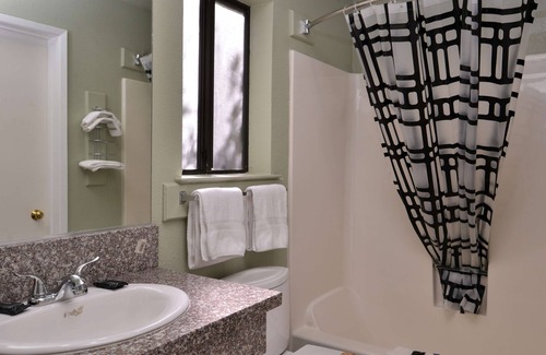 Clearlake Park Hotel | Americas Best Value Inn & Suites Clearlake Wine Country