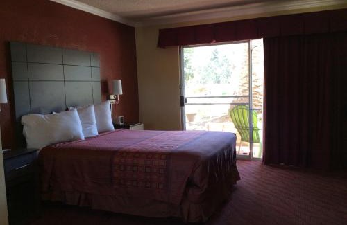 Munras Avenue Hotel | Americas Best Value Presidents Inn on Munras