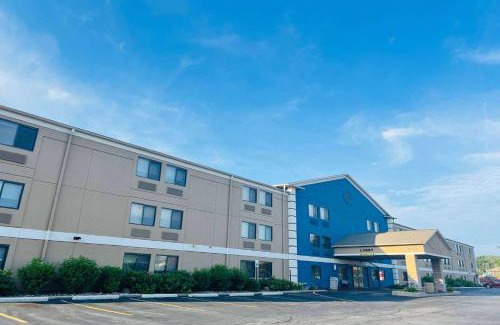 Glendale Hotel | AmericInn by Wyndham Glendale Milwaukee