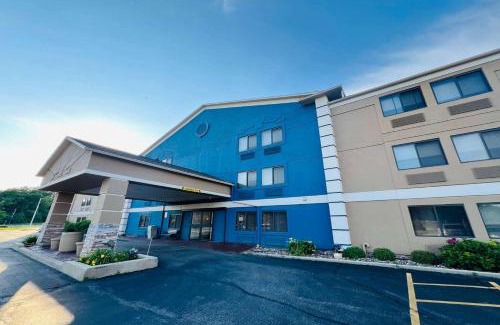 Glendale Hotel | AmericInn by Wyndham Glendale Milwaukee