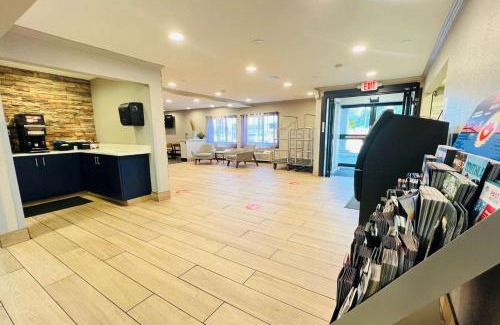 Glendale Hotel | AmericInn by Wyndham Glendale Milwaukee