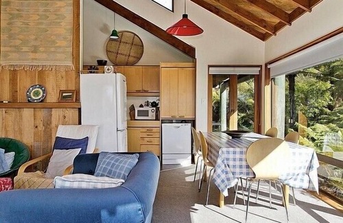 Omori House | Amidst Bush and Birdsong - Pukawa Holiday Home