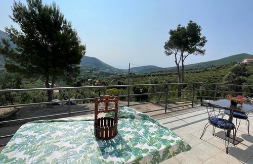 Itri House | Among the olive trees and surrounding hills with a sea view