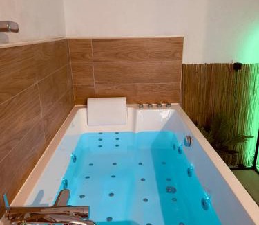 Rousson House | Amour l Romance l Chambre Secrète l Balnéo Massage