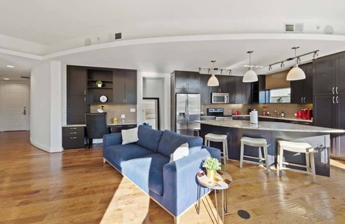 Turtle Creek Apartment | Amyfinehouse |Spacious 3BR Apt |Pool+Desk+Patio