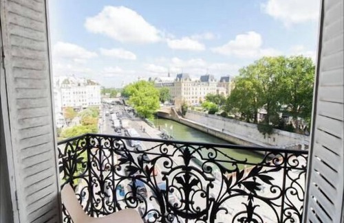 Sorbonne Apartment | AN EXCEPTIONAL RESIDENCE WITH NOTRE-DAME & SEINE VIEW IN A HAUSSMANNIAN BUILDING