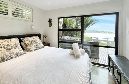 Omiha House | An idyllic couples retreat with your own private beach