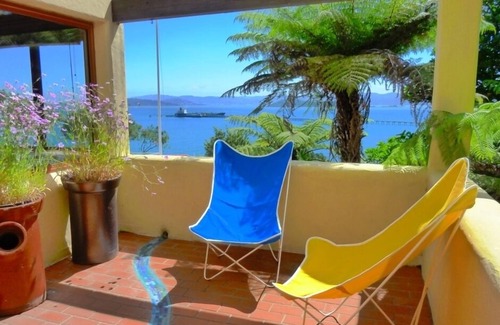 Lowry Bay House | An idyllic hideaway set amongst native bush.