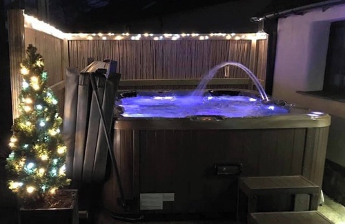 Broadwoodkelly House | An Old Granary, Sleeps 4 - Private Hot Tub, Rural