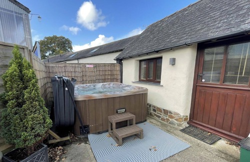 Broadwoodkelly House | An Old Granary, Sleeps 4 - Private Hot Tub, Rural