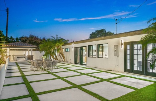 Southwest Anaheim House | AN12-ST1- Modern Home w/ hot tub