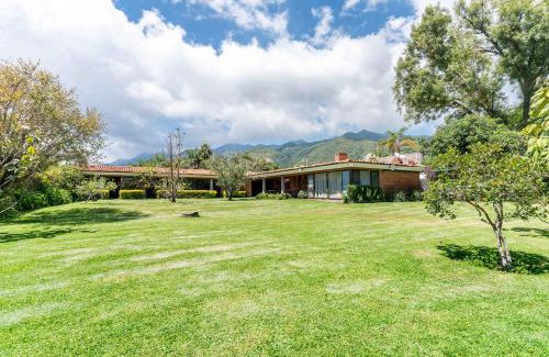 Ajijic Villa | ANANA Casa SK Villa Garden & Family-Friendly