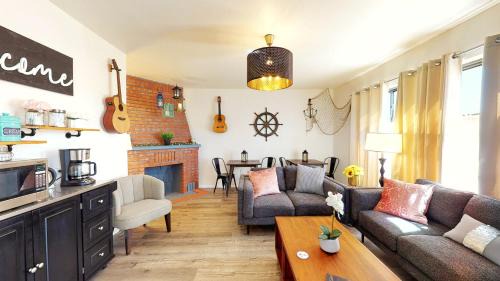 Harbor Hotel | Anchor Pointe Inn