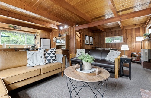 West Village Cabin | Anderson Lake House in the Heart of Shaver!