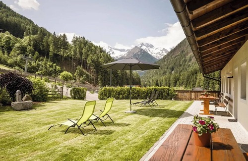 Campo Tures Apartment | Angererhof - Holiday Apartment 'Simon' with Mountain View, Private Garden and Wi-Fi