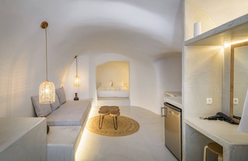 Fira House | Anila Suites