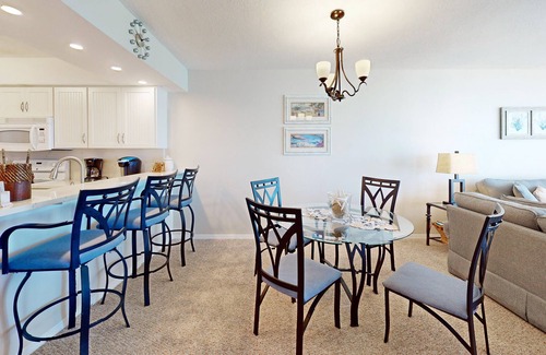 Bradenton Beach Apartment | Anna Maria Island Club. Top Floor. Beach Front.