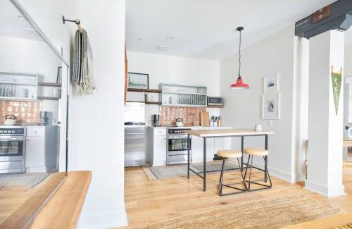 Yamacraw Village House | Annabelle 2D Downtown 2 BR 2BA near City Market