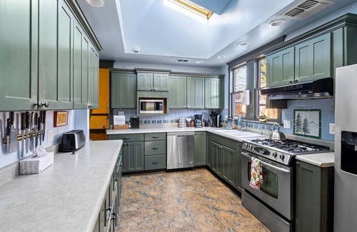 Ashland Apartment | Anne Hathaway, 8 bedrooms, 9 bathrooms, a commercial kitchen and dining room.
