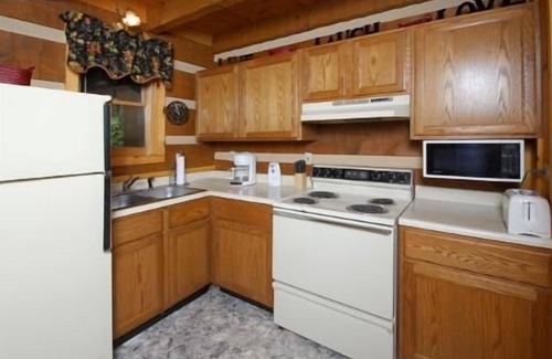 Rocky Grove Cabin | Another Peaceful Creekside Cabin Near Gatlinburg/Pigeon Forge -PRICE MATCH RATES