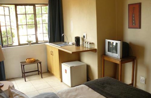 Grahamstown House | Antique Silk Self Catering Unit
