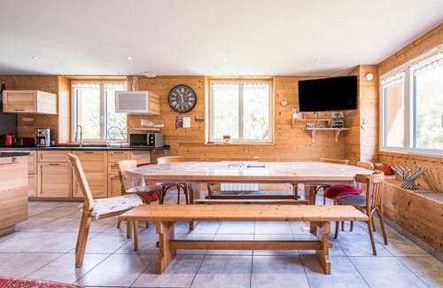 Saint-Colomban-des-Villards Apartment | Apartment 'Breizh Chalet - 14 Personnes' with Mountain View, Private Terrace and Wi-Fi