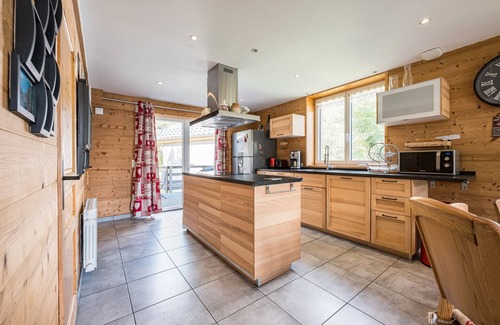 Saint-Colomban-des-Villards Apartment | Apartment 'Breizh Chalet - 14 Personnes' with Mountain View, Private Terrace and Wi-Fi