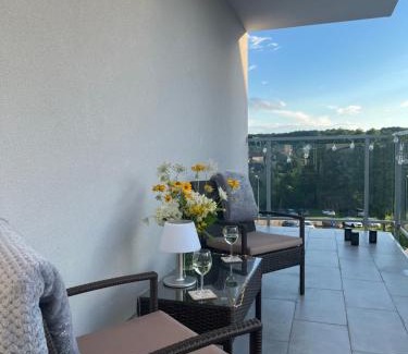 Charzykowy Apartment | Apartament Słoneczny widok boczny na jezioro