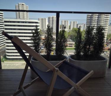 Katowice Apartment | APARTAMENT WŚRÓD 1000cy ŚWIATEŁ - z parkingiem w hali garażowej- duży balkon z leżakami - piekny widok nocą na panoramę Tysiaclecia