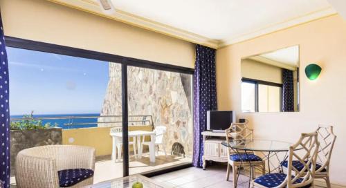 Tarajalillo Apartment | Apartamento 4 Estrellas con Vistas al Mar y Piscina en Bahía Feliz