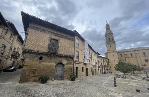 Briones Apartment | Apartamento Casa de los Arcos by Clabao