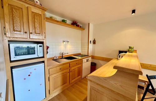 Notre-Dame-de-Bellecombe Apartment | Apartment at the foot of the slopes, near amenities, balcony, parking, quiet