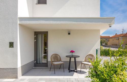 Municipality of Omisalj Apartment | Apartmani Vila Mara M 1 heated pool