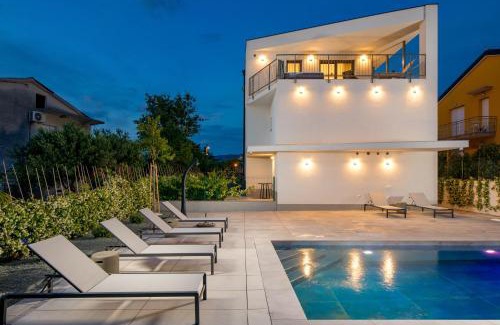 Municipality of Omisalj Apartment | Apartmani Vila Mara M 4 heated pool and whirpool