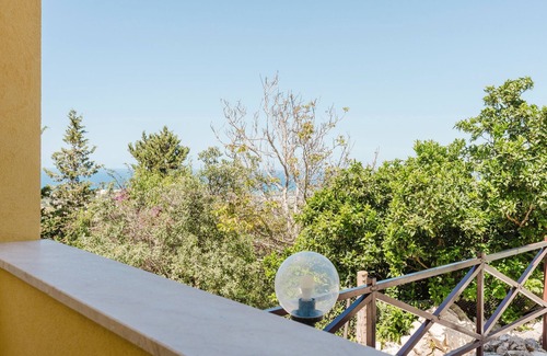 Castellammare del Golfo Apartment | Apartment 'Appartamento Con Vista Piscina 3' with Shared Pool, Wi-Fi and Air Conditioning