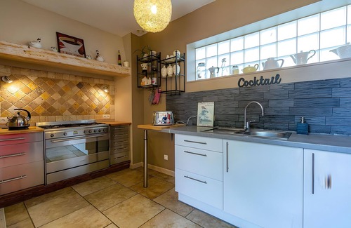 Villeneuve-les-Montreal Apartment | Apartment 'Baroque' with Balcony, Wi-Fi and Air Conditioning - Villeneuve-lès-Montréal