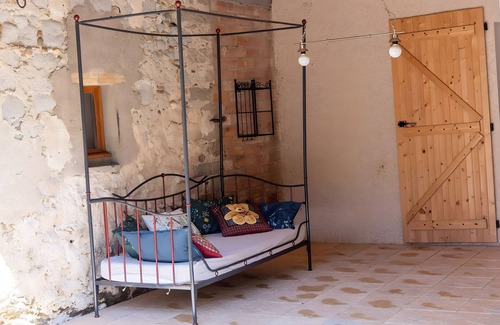 Villeneuve-les-Montreal Apartment | Apartment 'Baroque' with Balcony, Wi-Fi and Air Conditioning - Villeneuve-lès-Montréal