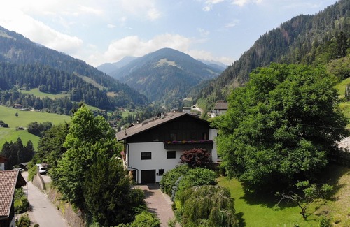 San Pancrazio Apartment | Apartment 'Eschenleit -grün' with Mountain View, Balcony and Wi-Fi